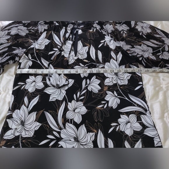WHBM Floral Blouse. - Picture 10 of 11